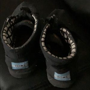 black toms shoes